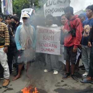 Aksi Warga Eretan Geruduk Kantor DPRD Indramayu, Tuntut Janji Tembok Penahan Rob yang Tak Kunjung Direalisasi