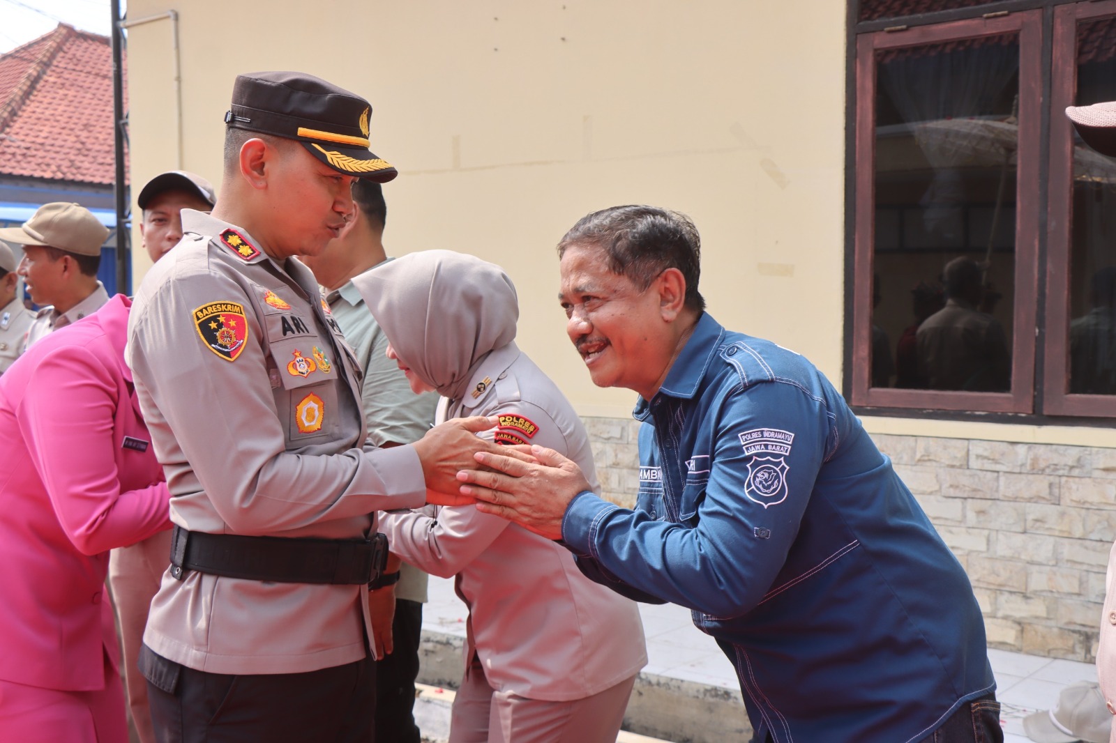 Pedang Pora Iringi Pisah Sambut Kapolres Indramayu, AKBP Ari Setyawan Wibowo, Penuh Haru