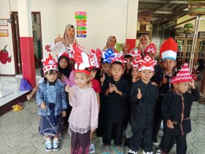 Peringati Hari Anak Nasional, TK Al-Azhar Blok Gandok Gelar Jalan Sehat Memakai Topi Merah Putih