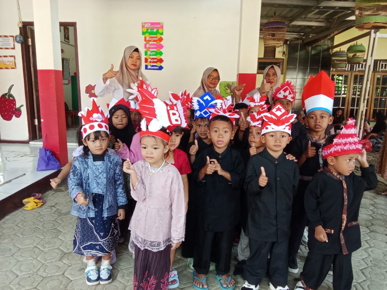Peringati Hari Anak Nasional, TK Al-Azhar Blok Gandok Gelar Jalan Sehat Memakai Topi Merah Putih