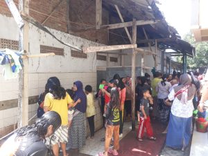 Warga Sliyeg Lor Mapag Berkah Bulan Safar: Mandi Air Sumur