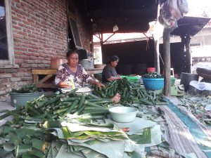 Usaha Lontong Blok Bangkir Kunir Desa Rambatan Kulon: Bisa Produksi 30 Kilo Per Hari