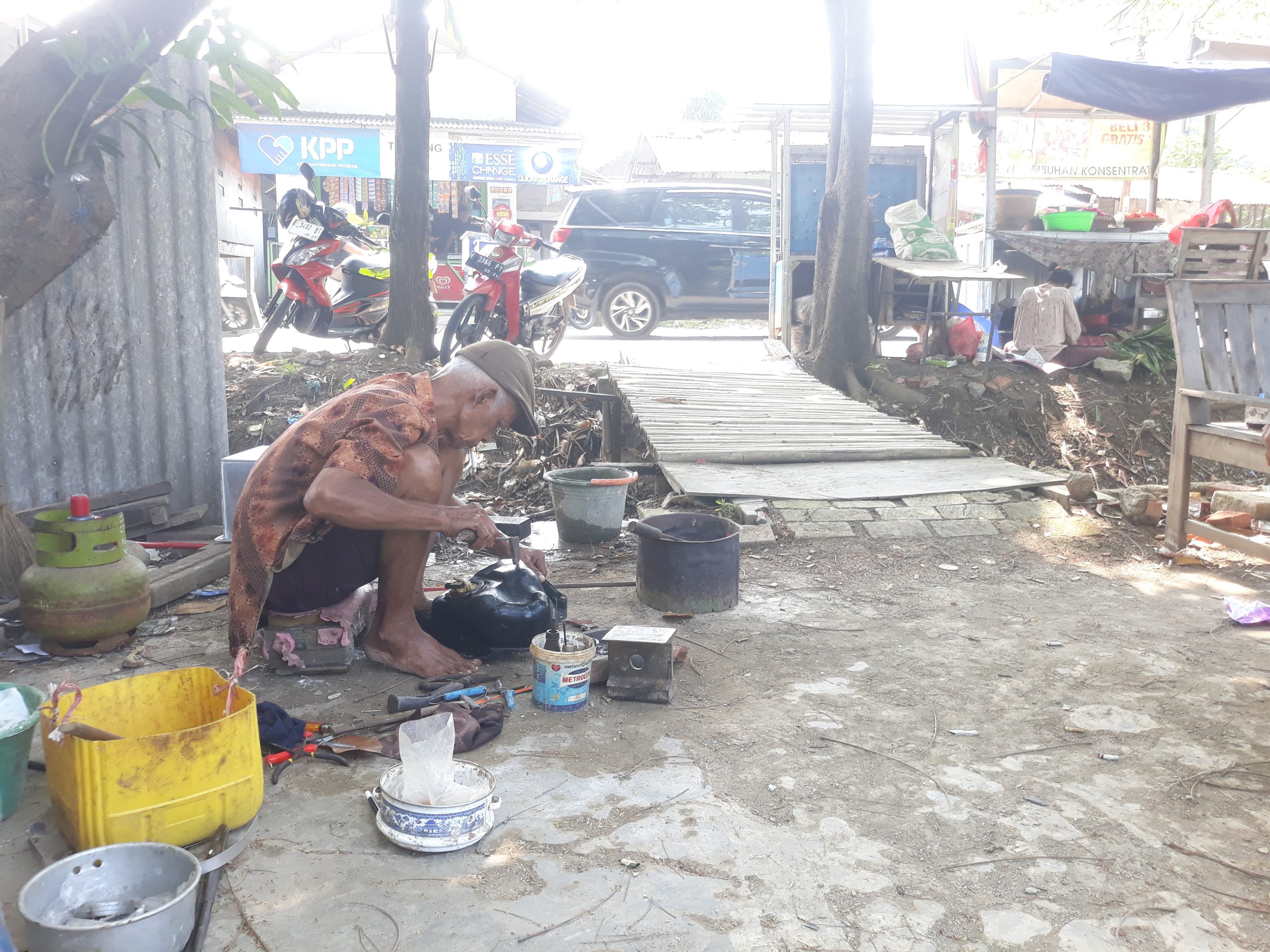 Abah Khayat, dari Pemborong Proyek Sampai Menjadi Tukang Patri Pasar Baru Indramayu