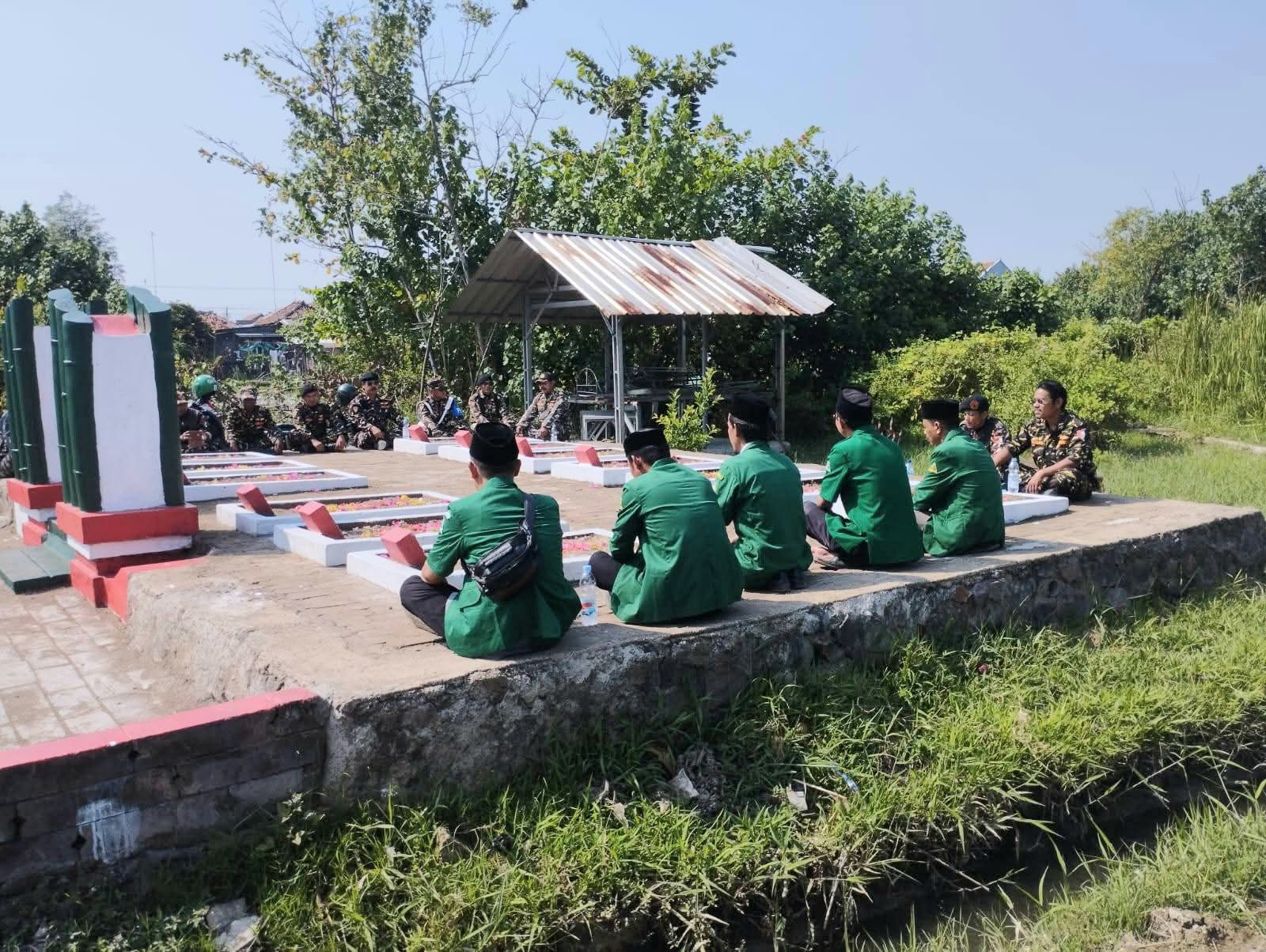 GP Ansor Kecamatan Patrol Indramayu Rayakan HUT RI ke-80: Ziarah ke Makam Pahlawan