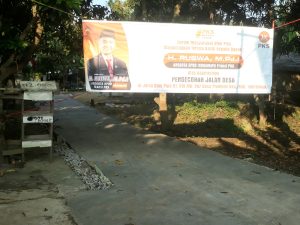Warga Blok Pulo Desa Plumbon Bentangkan Spanduk Ucapan Terimakasih Kepada H.RUSWA,M.Pd.I