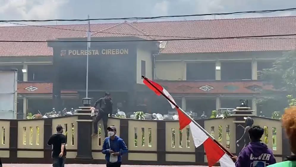 Gedung DPRD dan POLRESTA Kota Cirebon Rusak Parah