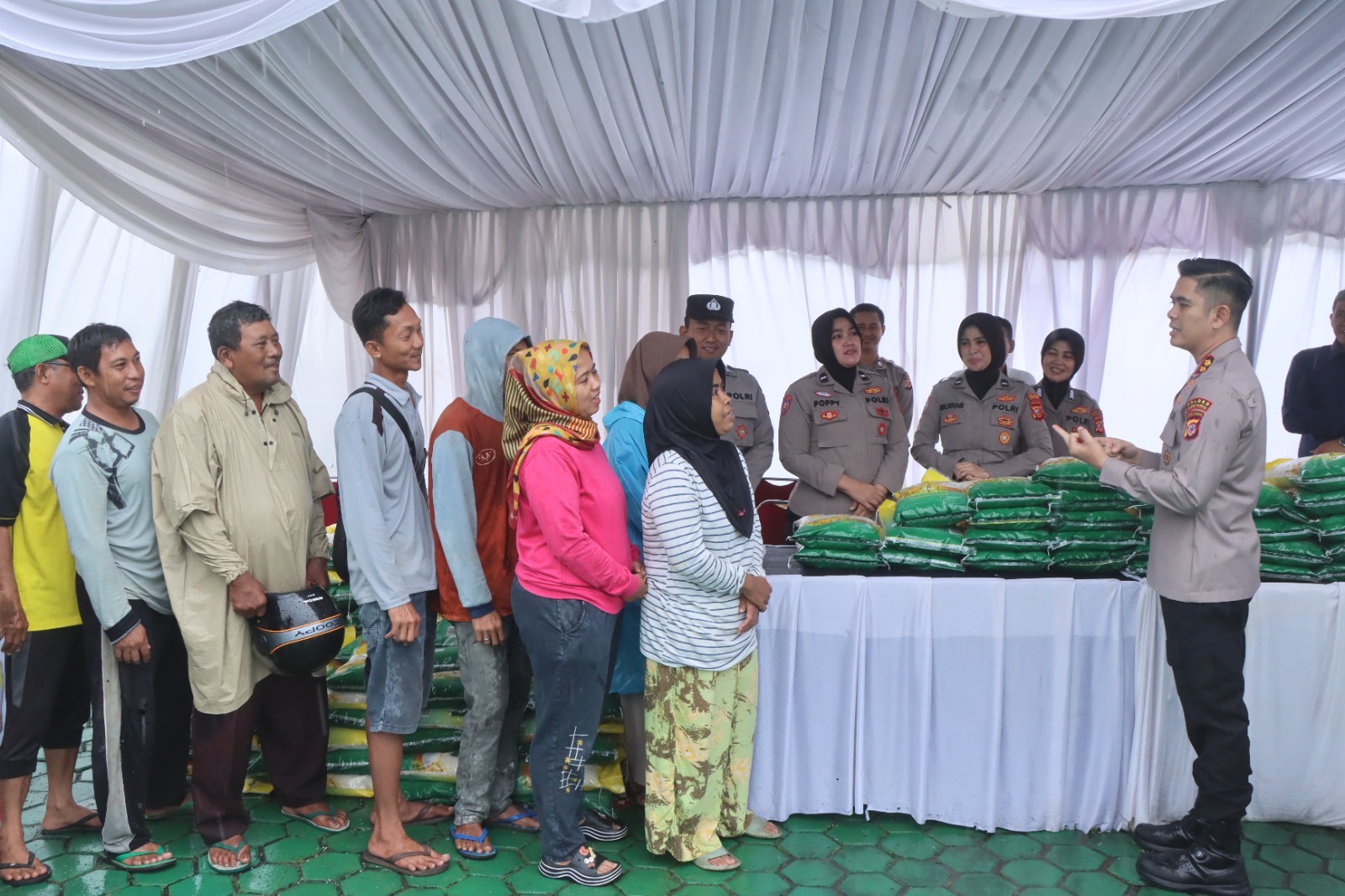 Polres Indramayu Gelar Operasi Pangan Murah: Warga Dapat Merasakan Beras dengan Harga Terjangkau