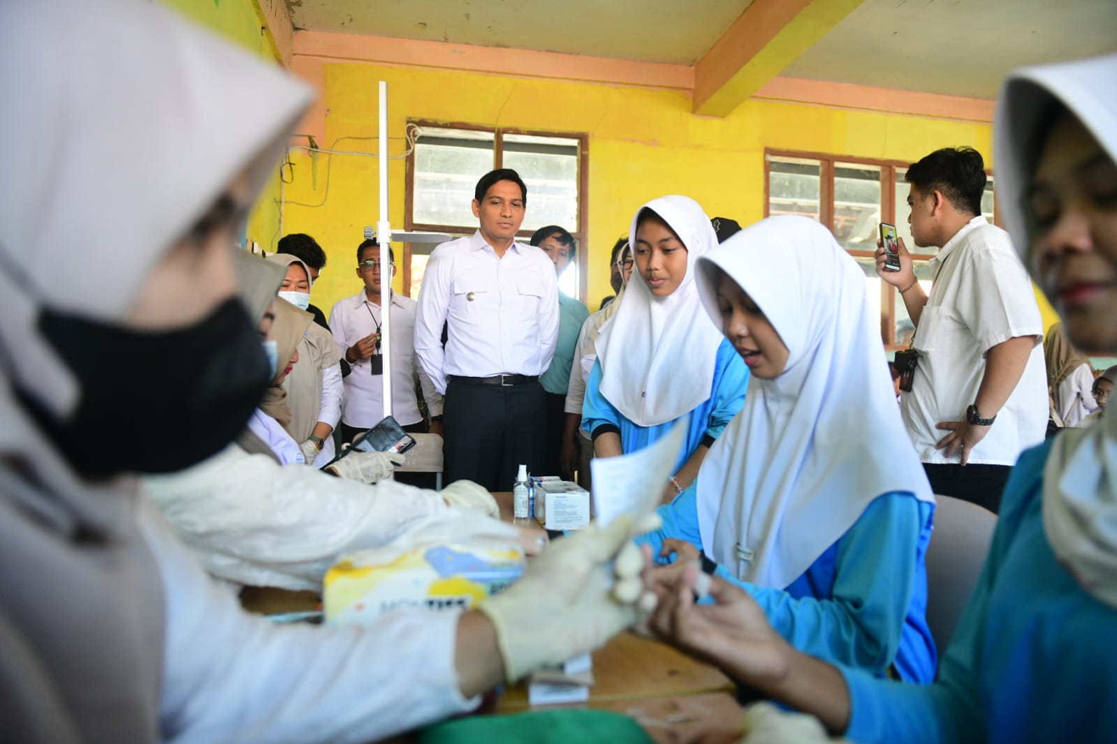 Kesehatan Gratis Sasar Pelajar SMKN 1 Lelea Indramayu, Bupati Lucky Hakim Turun Langsung