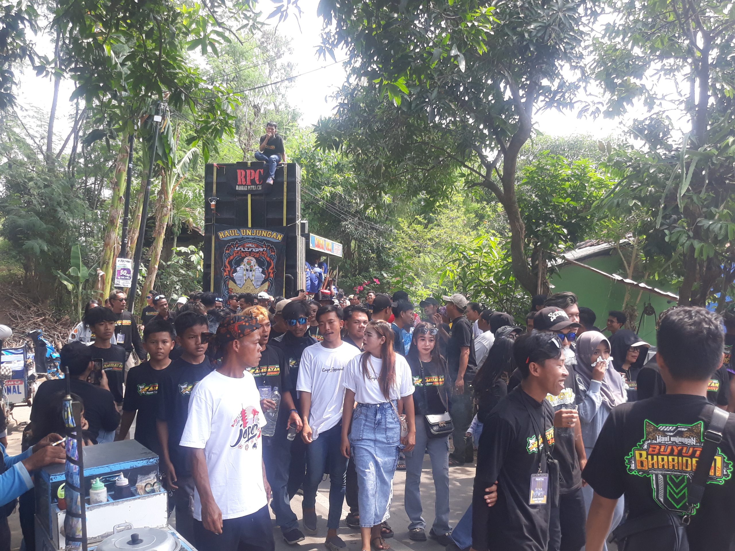 Kemeriahan Acara Munjungan Mbah Buyut Baridem Desa Rambatan Wetan