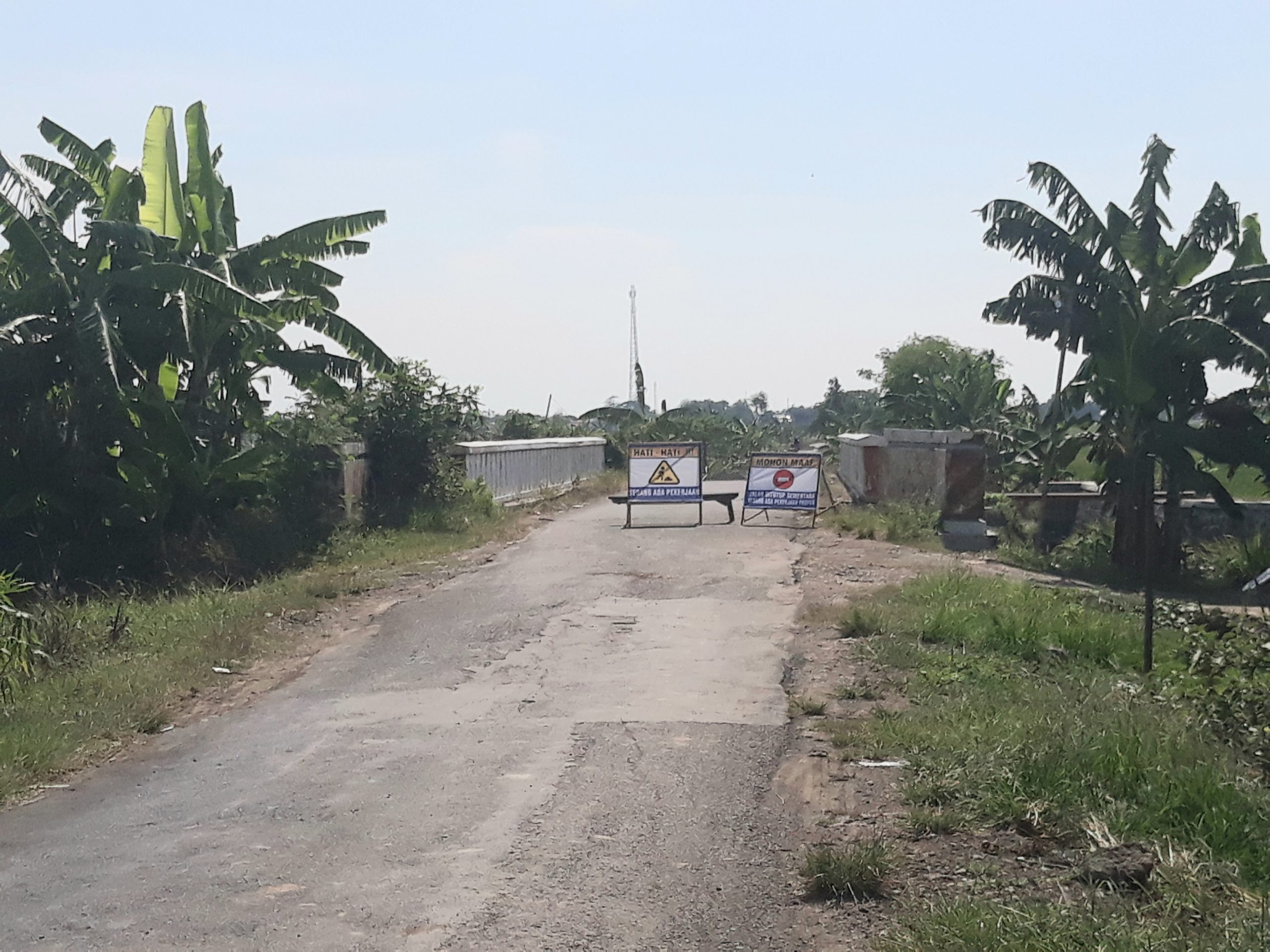 Jalan Desa Pondoh Juntinyuat di Tutup Sementara: Ada Perbaikan Jalan