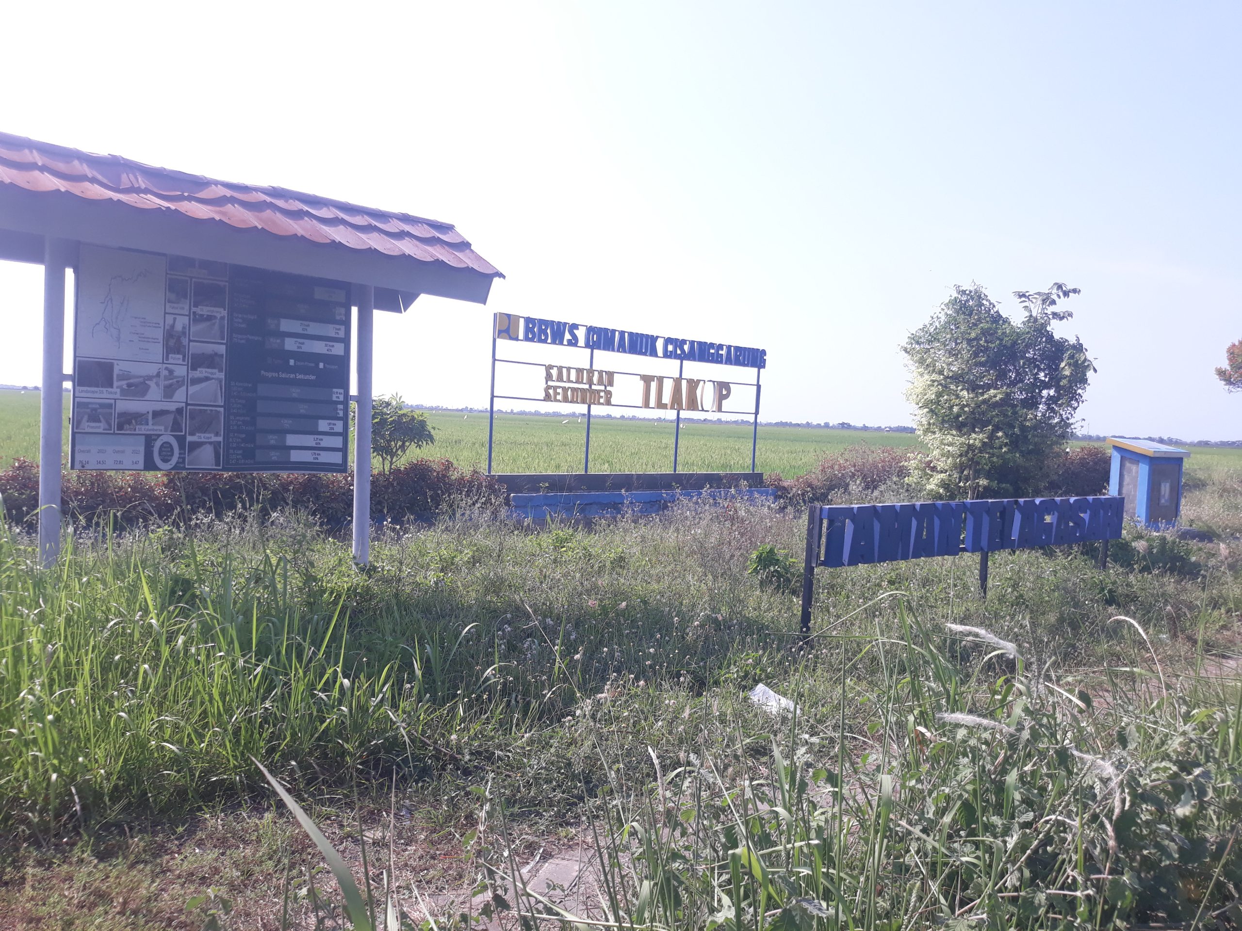 Taman publik, yang di gagas oleh BBWS Cisanggaru Kabupaten Indramayu dalam pembangunan irigasi perairan yang belum lama ini menyisahkan warisan pemandangan yang kaku dari potret taman publik yang bagus.