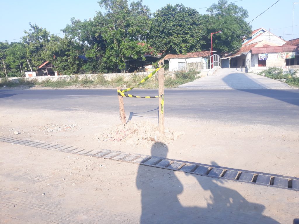 Tumpukan tersebut, dinilai membahayakan pengendara,menurut keterangan dari salah satu pengendara,