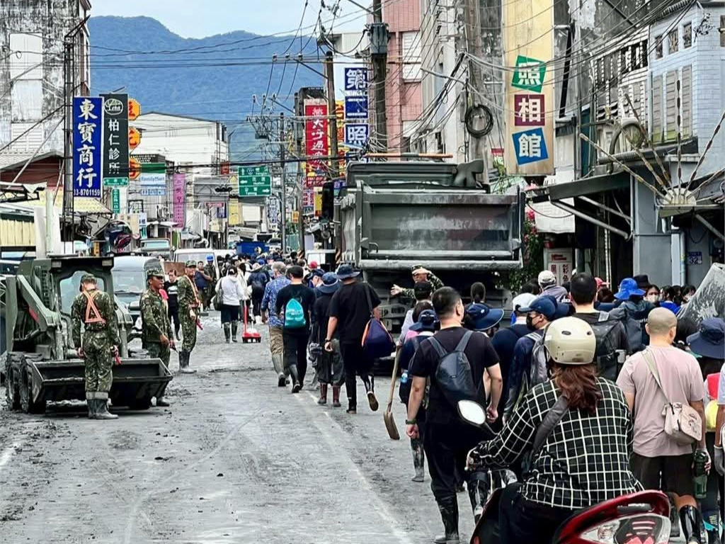 Banjir dan Badai Menghantam TAIWAN, Puluhan Aktifis Lingkungan Rameh-Rameh Bersihkan Lumpur