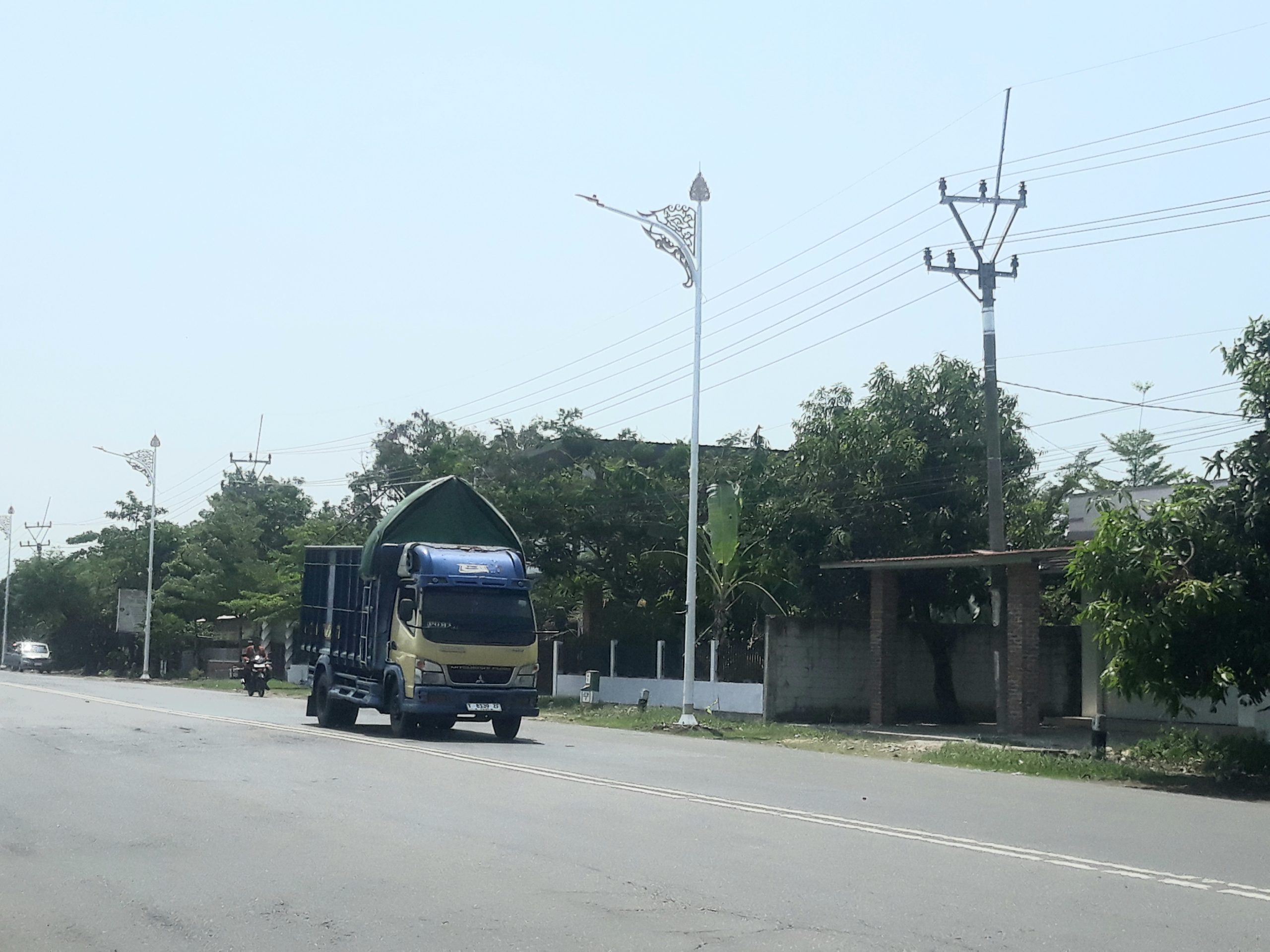 Nuansa Sunda Lampu PJU Terpasang disepanjang Jalan Raya Tambi Indramayu
