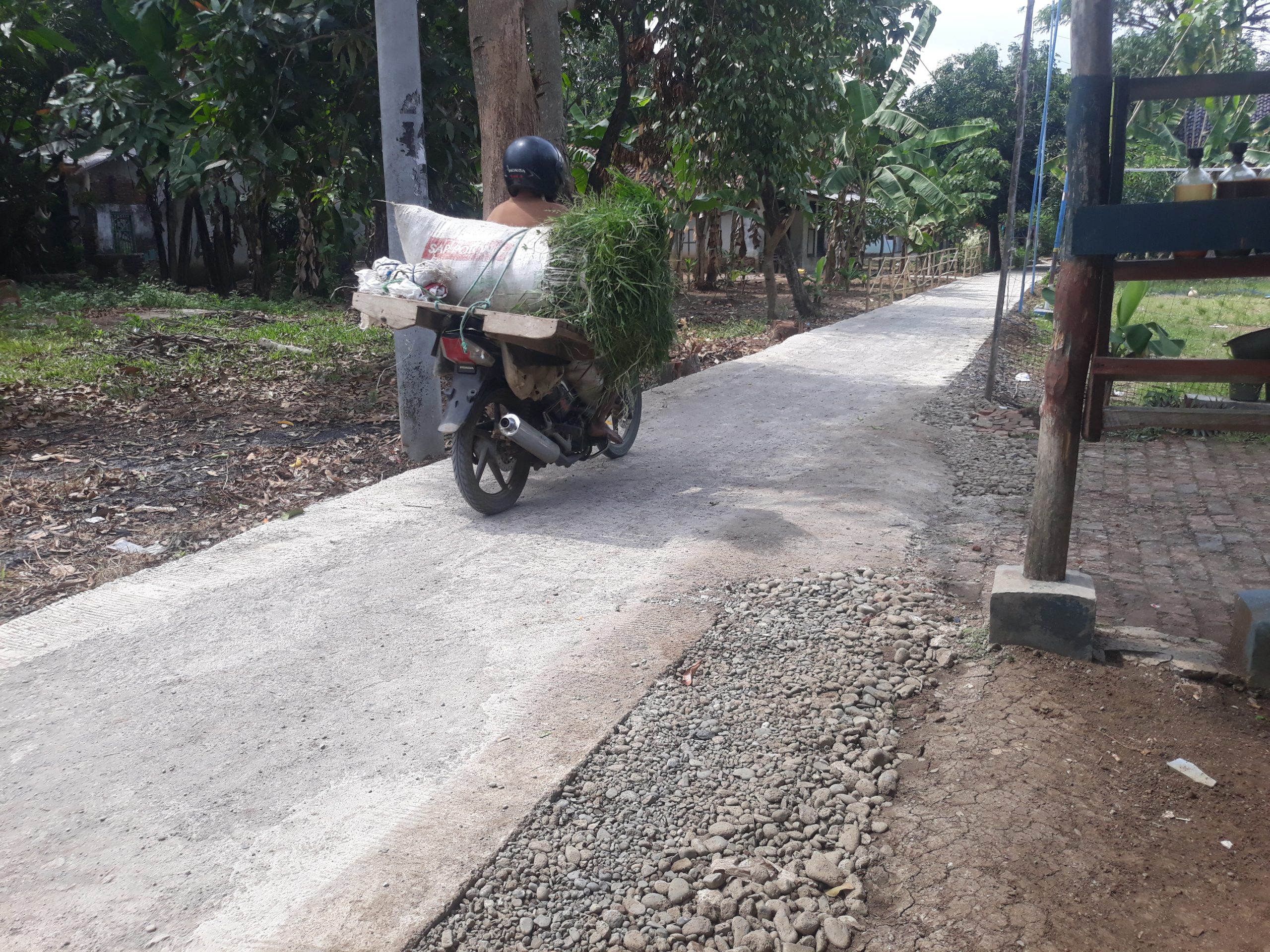 Jalan Gang Bandos Desa Cidempet direalisasikan, Warga Sumringah