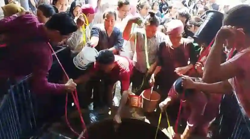 Ratusan Warga Padati Sumur Masjid Pusaka Baiturahmah untuk Ritual Mandi