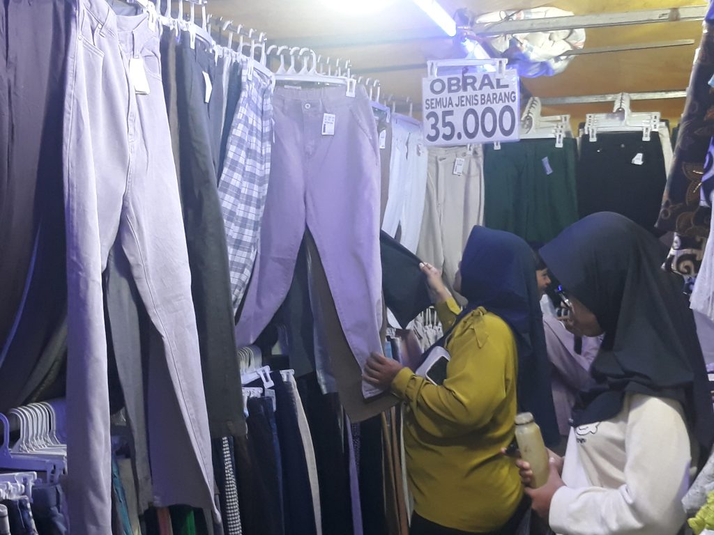 Pasar Malam Pembangunan Hari Jadi Kabupaten Indramayu, beragam pedagang dari pedagan Celana impor bekas rasa baru dijual dengan harga, Rp35.000