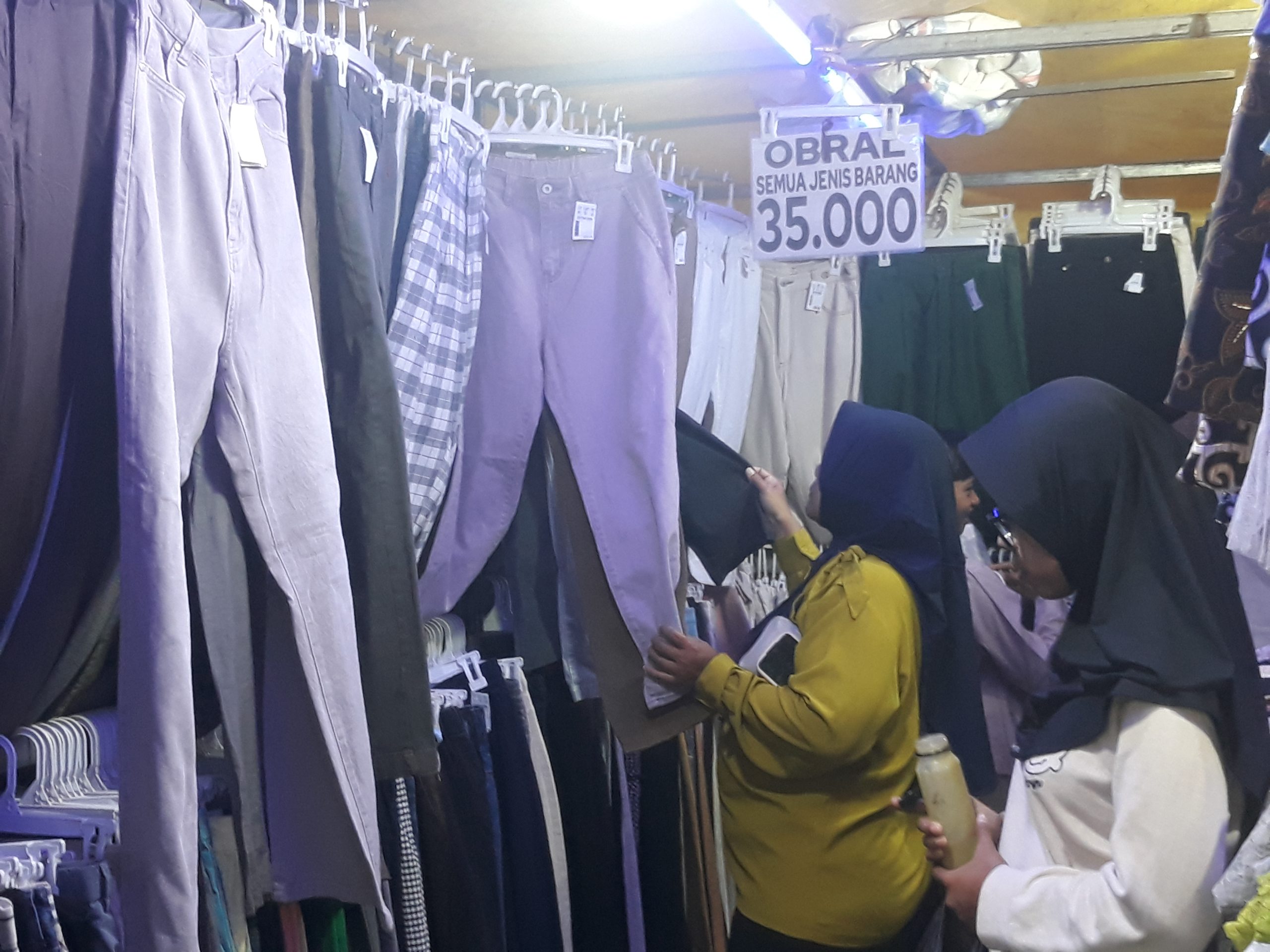 Obral Murah Pedagang Celana Pasar Malam Indramayu Mulai Harga 35 K