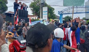 Warga Gruduk Balai Desa Cidempet Arahan, Tuntut Kuwu MUHAFIDIN Mundur dan Kembalikan Dana PTSL hingga Aset 4 Sapi