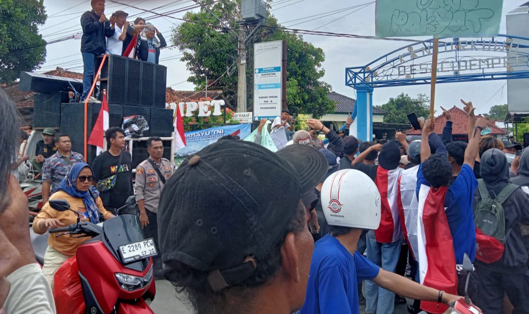 Warga Gruduk Balai Desa Cidempet Arahan, Tuntut Kuwu MUHAFIDIN Mundur dan Kembalikan Dana PTSL hingga Aset 4 Sapi
