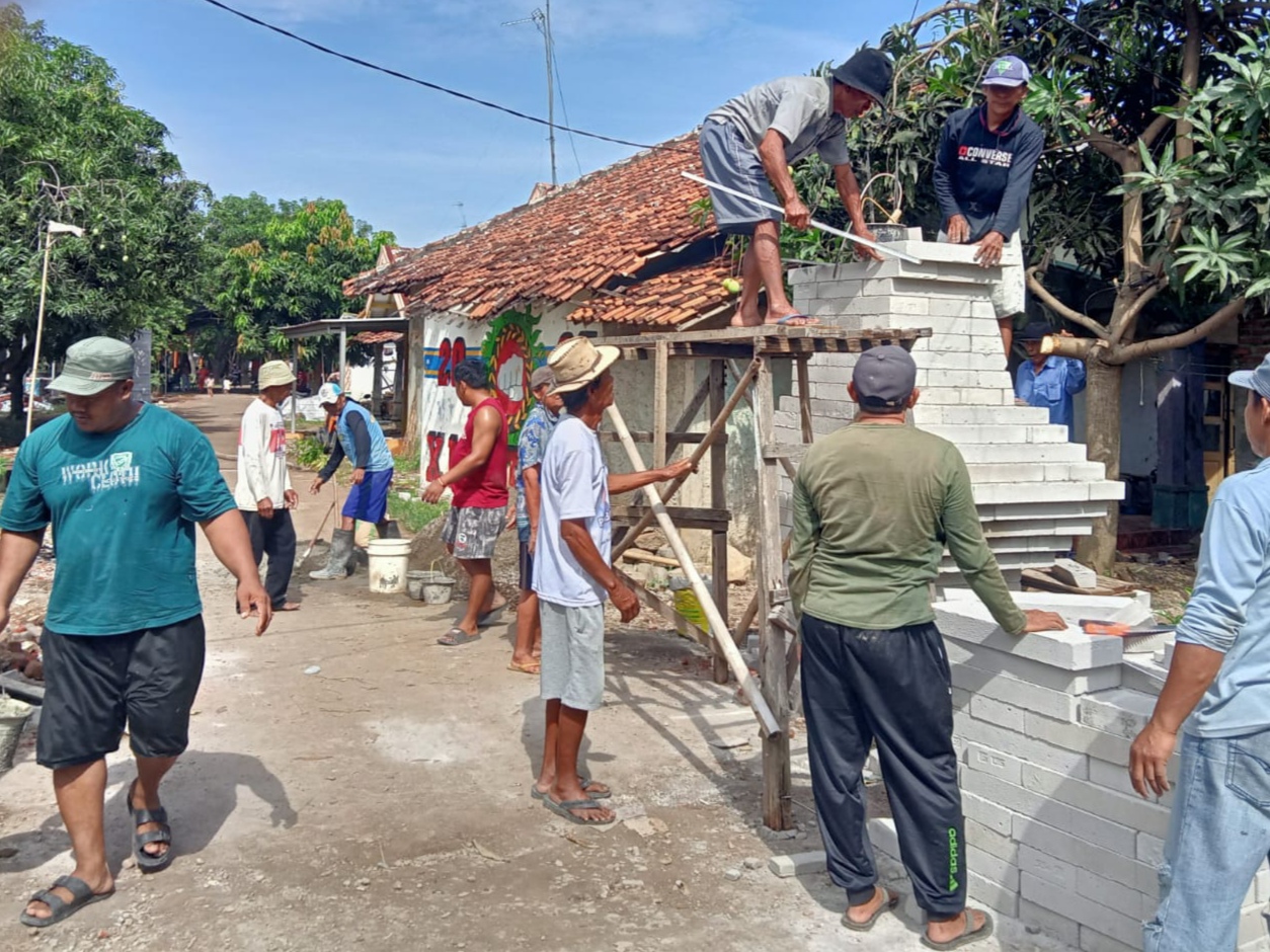 Masyarakat Blok Luntas Panyingkiran Lor Bangun Gapura dari Swadaya Bersama