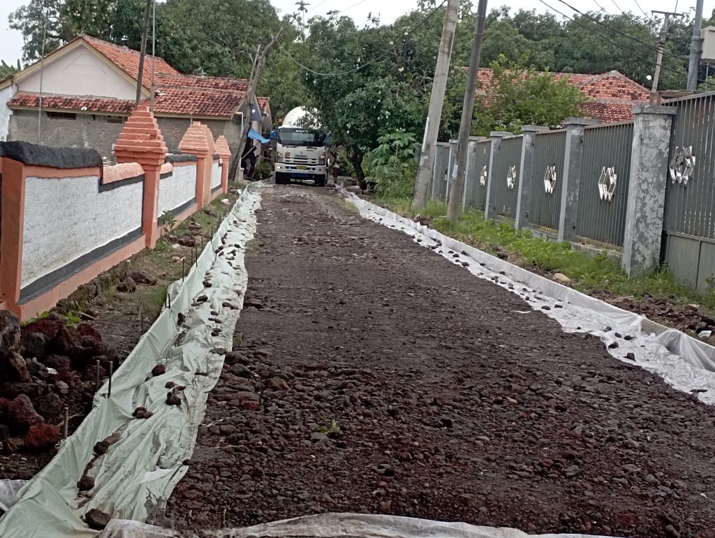 Ketiadaan papan ini membuat publik tidak mengetahui asal-usul dan besaran dana yang digunakan, sehingga memicu kecurigaan bahwa proyek ini sengaja disembunyikan