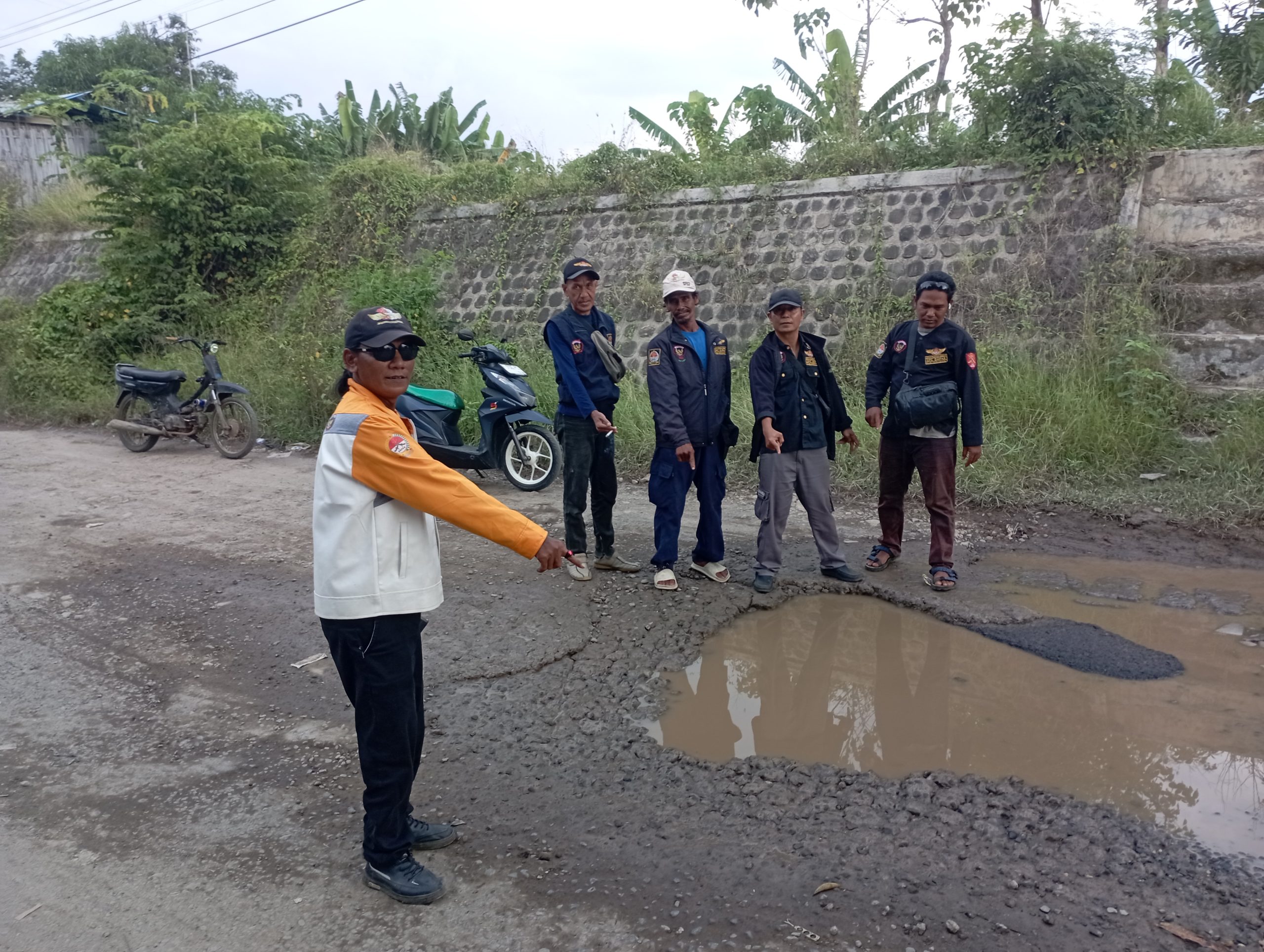 LSM GMPAR Indramayu Soroti Jalan Rusak di Desa Panyindangan Kulon, Aksi Saling Lempar Tanggung Jawab Mencuat