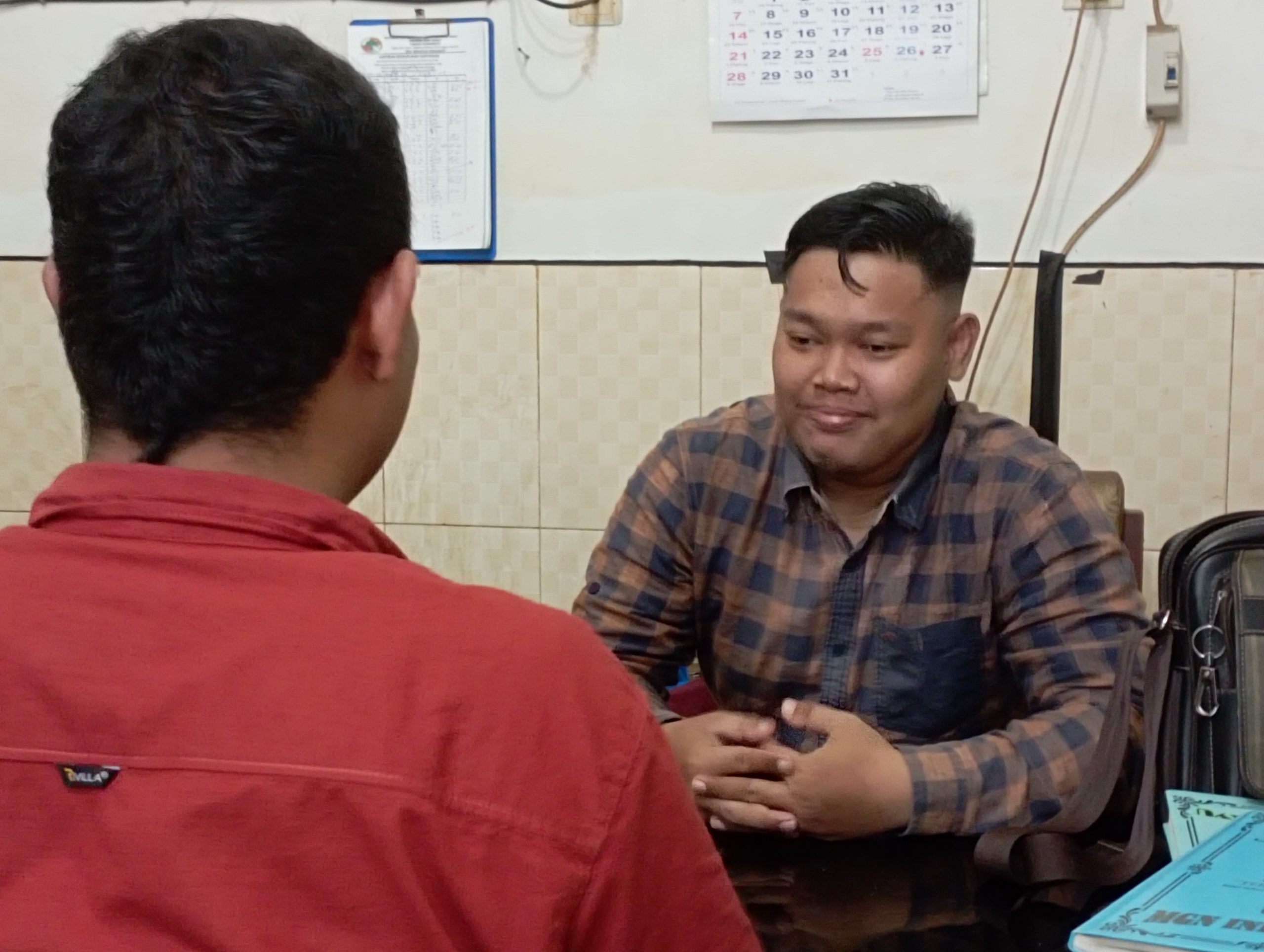 Dalam dinamika kehidupan sosial, fenomena menarik kerap terjadi: seseorang yang tanpa pangkat tinggi atau harta berlimpah, justru disegani oleh lingkungan sekitarnya.