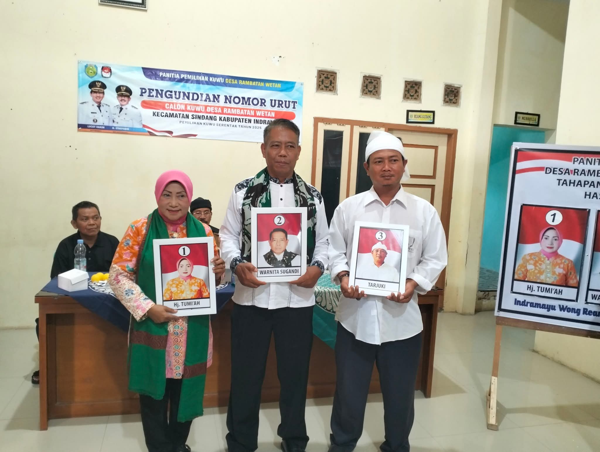 ​Pengundian Nomor Urut, Tiga Calon Kuwu Desa Rambatan Wetan Indramayu Siap Berkompetisi dengan Sehat