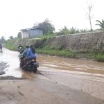 Dari pantauan media, ​Kondisi jalan di blok Gandok, memprihatinkan ini bukan sekedar potret buruk, melainkan bukti kegagalan nyata dari pihak desa