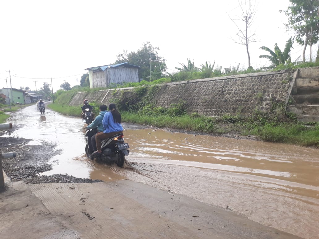 Jalan Rusak Blok Gandok Desa Panyindangan kulon Tanggung Jawab Siapa?