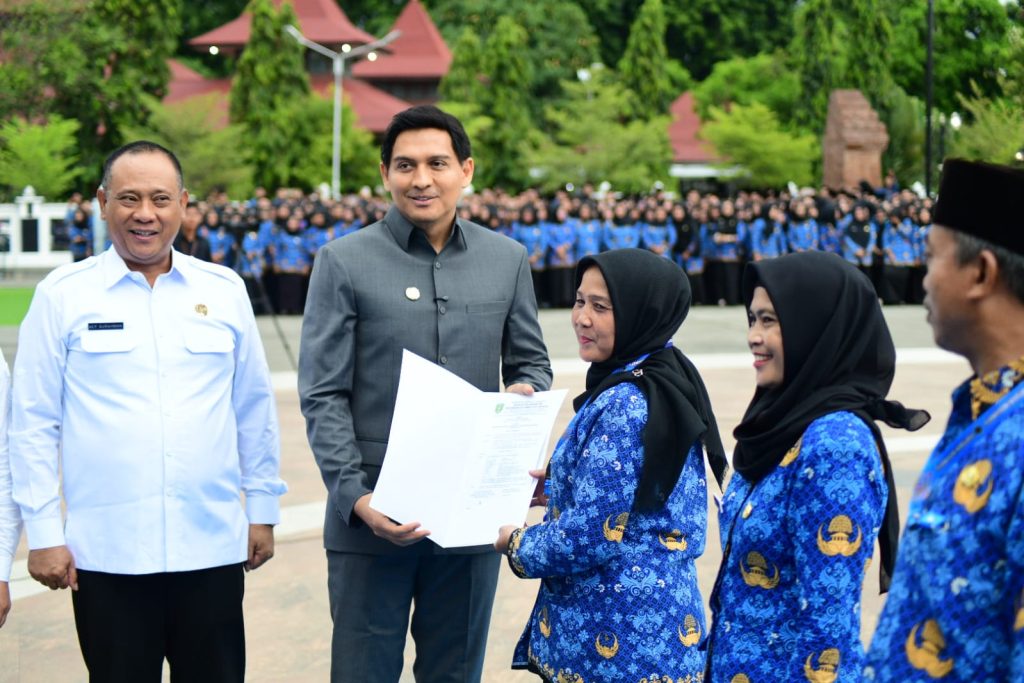 Sudah berseragam seperti ini berarti kita membawa nama baik pemerintah daerah. Jaga sikap, jaga tutur kata, dan gunakan media sosial dengan bijak. Tutur kata adalah cerminan hati. Jaga akhlak, tetap semangat, dan semoga lancar dalam bekerja
