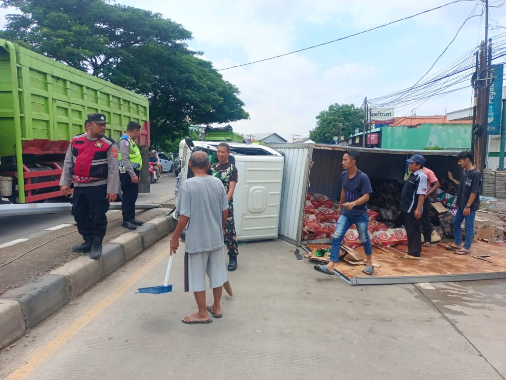 ​Pecah ban tersebut menyebabkan truk oleng ke kanan, naik ke median jalan, dan menabrak tiang Penerangan Jalan Umum (PJU) hingga akhirnya terguling,