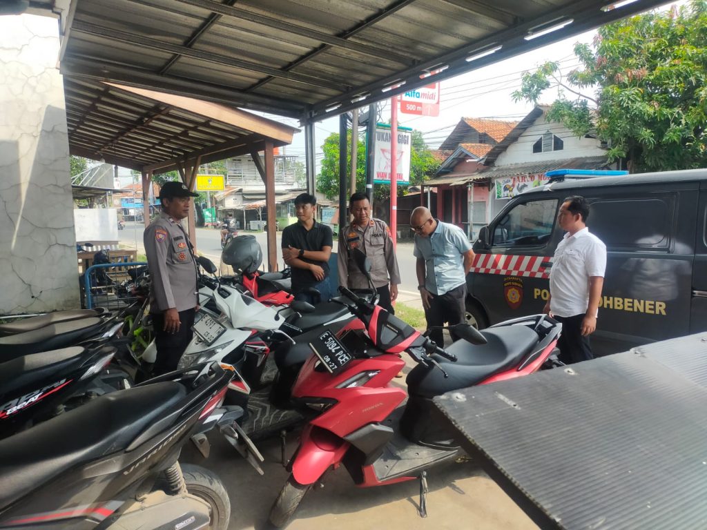 Peristiwa bermula ketika seorang siswa melihat dua orang tak dikenal berperilaku mencurigakan dan mencoba menggeser sepeda motor Yamaha Jupiter