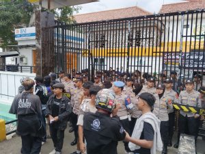 Polres Indramayu Terapkan Pengamanan Humanis Pada Aksi Topi Jerami