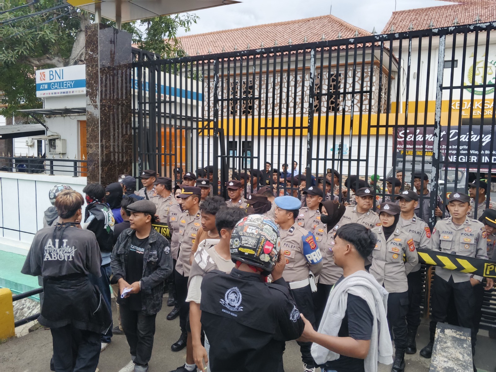 Polres Indramayu Terapkan Pengamanan Humanis Pada Aksi Topi Jerami