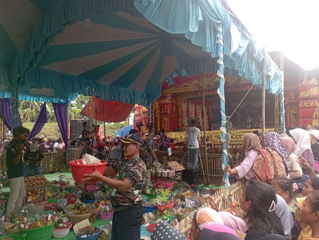 Hiburan Sandiwara dan Tiga Blok Aktif Berpartisipasi Puncak kemeriahan pesta adat ini diisi dengan penampilan Sandiwara Lingga Buana dari Losarang Indramayu yang berhasil menghibur seluruh warga
