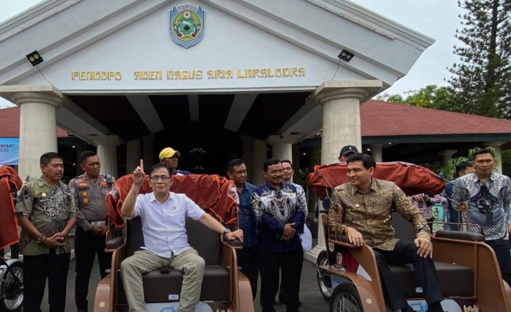 Bupati Indramayu, Lucky Hakim, menyambut baik bantuan ini dan menilai becak listrik akan meningkatkan nilai tukang becak di mata masyarakat, sehingga diharapkan dapat menarik lebih banyak penumpang.