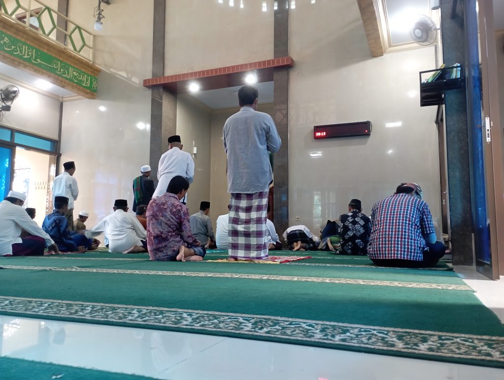 Dalam derasnya arus media sosial dan tuntutan untuk selalu tampil sempurna, banyak individu tanpa sadar telah menjadikan penghormatan dan penilaian manusia sebagai barometer kebahagiaan. Namun, sebuah nasihat spiritual sederhana justru mengingatkan
