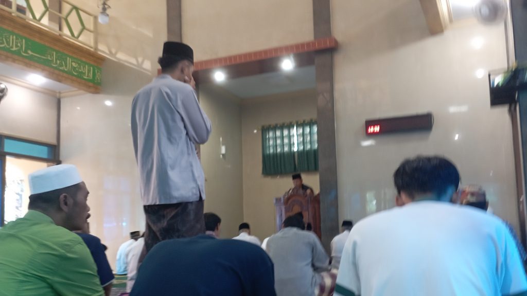 Dalam paparannya, Khotib menyampaikan pesan yang kuat mengenai implementasi takwa dalam kehidupan sosial bermasyarakat