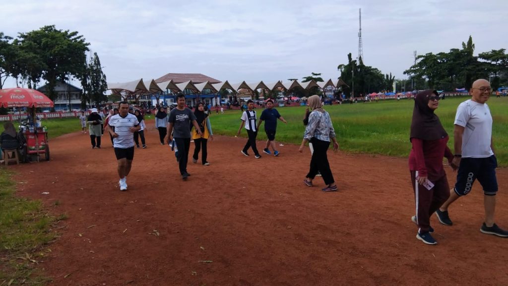 Olahraga lari, termasuk lari keliling lapangan atau lintasan, telah lama dikenal sebagai salah satu bentuk aktivitas fisik
