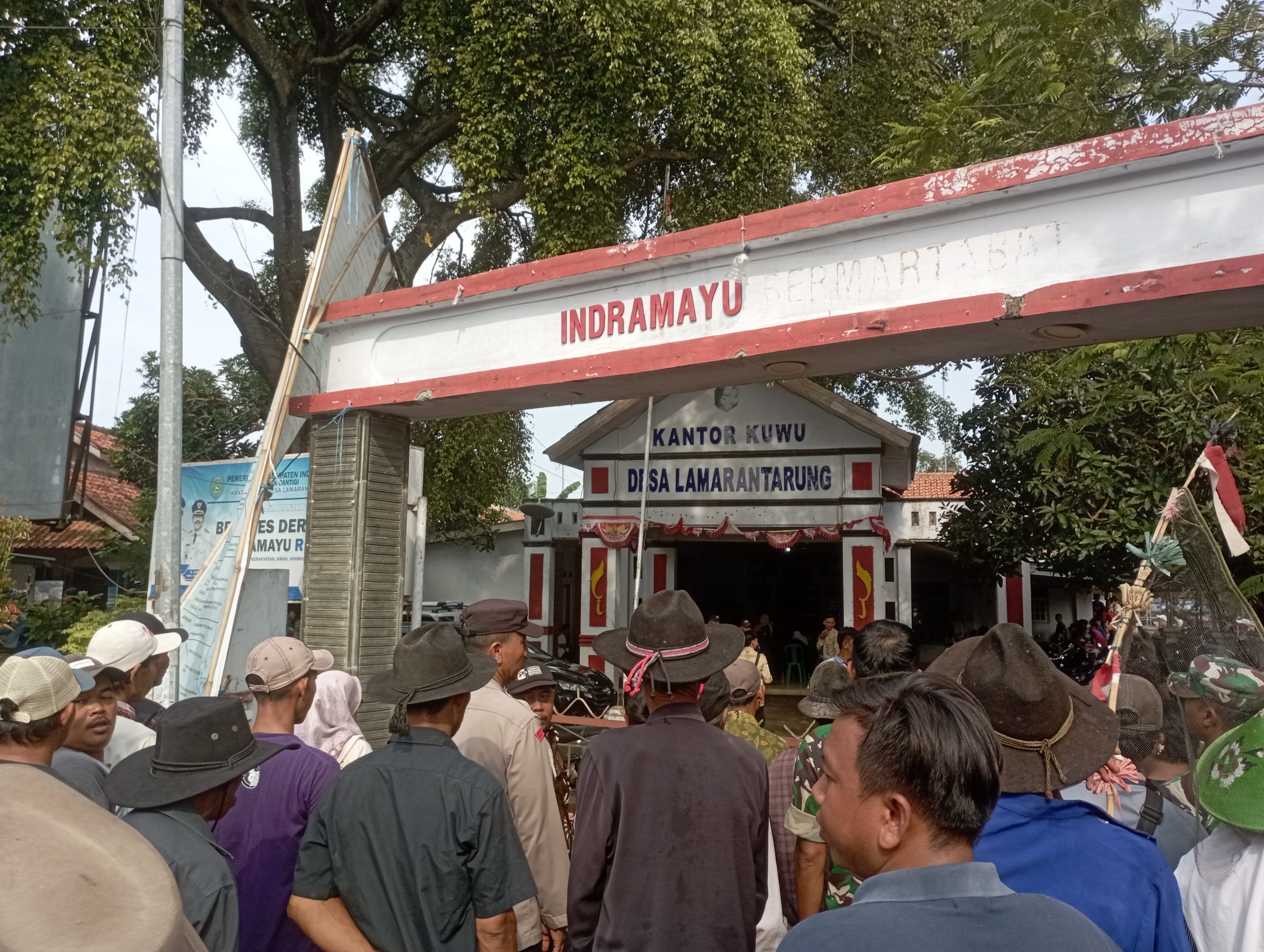 Tahapan Pemilihan Kepala Desa (Pilkades) di Desa Lamaran Tarung, Kecamatan Cantigi, Kabupaten Indramayu, mencapai puncaknya dengan dilaksanakannya pengambilan nomor urut bagi para Bakal Calon