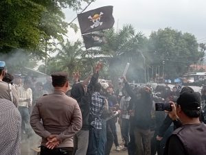 Aksi Nekat Aliansi Topi Jerami Geruduk Kantor PDAM Indramayu