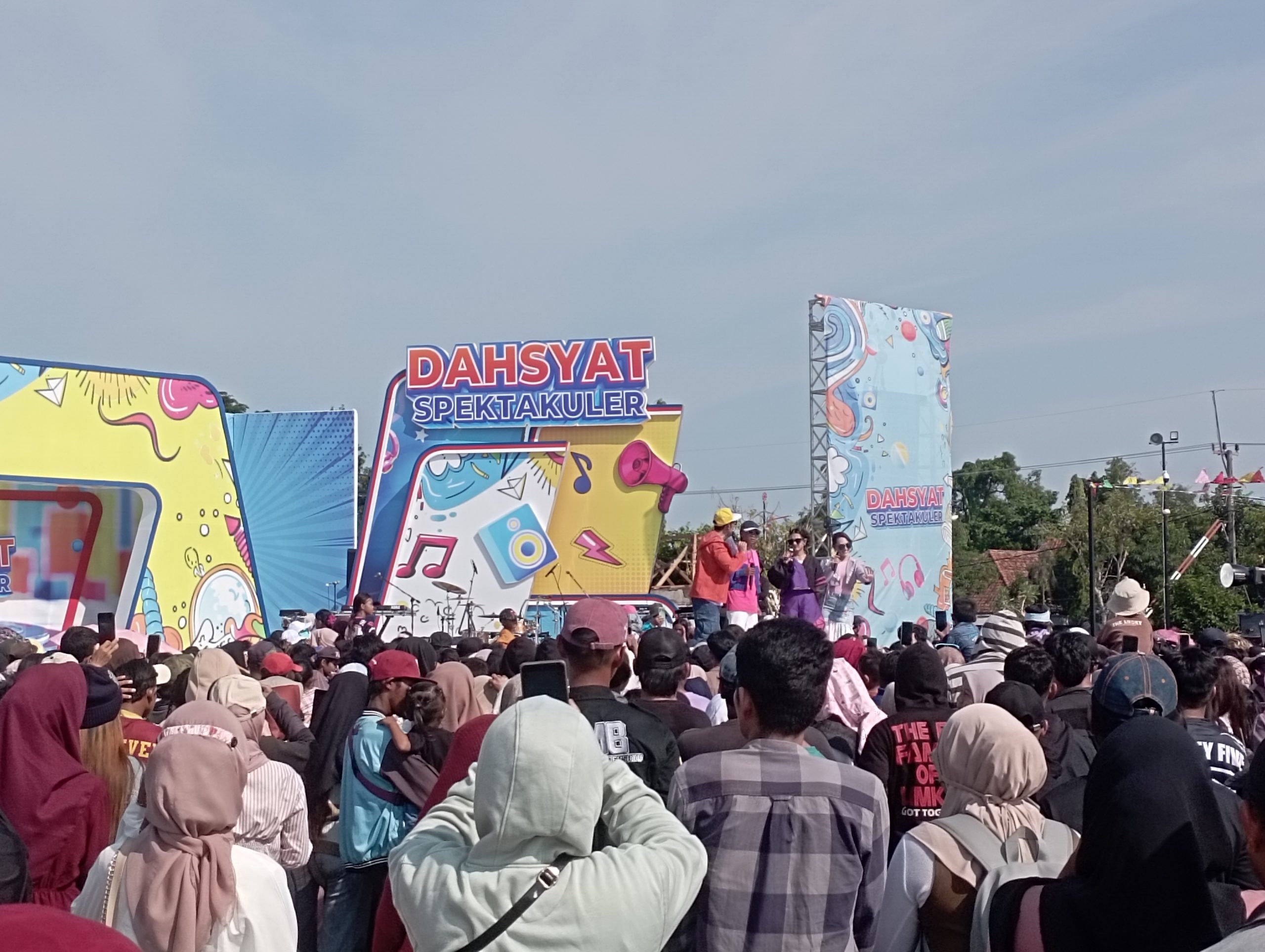 DAHSYATnya Indramayu Guncang Lautan Manusia Jelang Akhir Tahun 2025, dihibur Puluhan Artis Ibu Kota