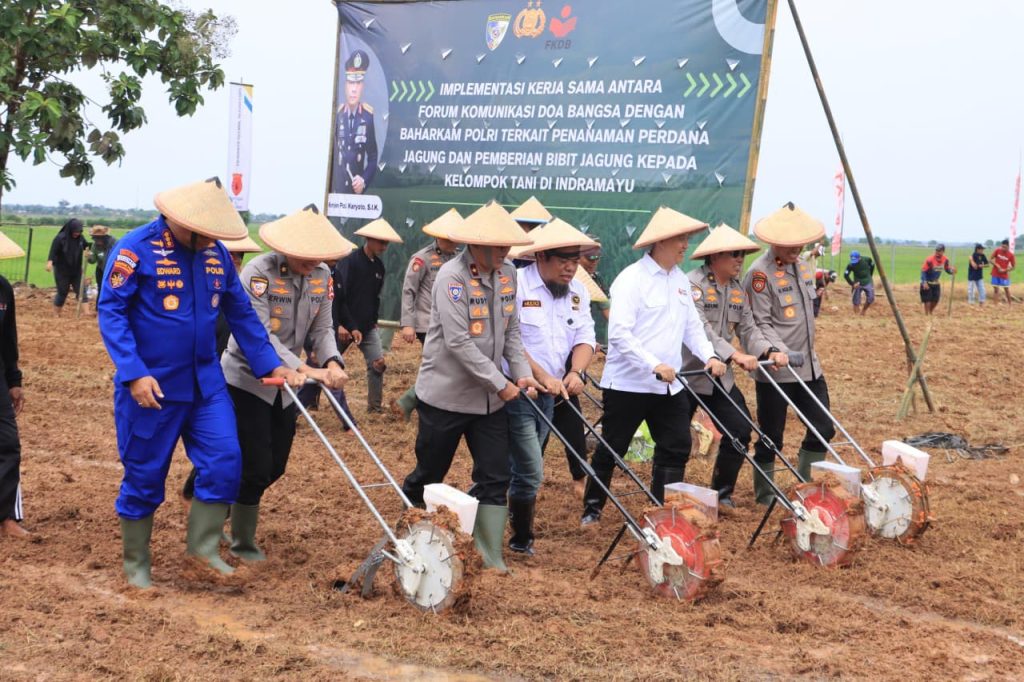 Kegiatan diawali dengan simbolisasi penanaman jagung menggunakan alat tanam manual oleh jajaran pimpinan Polri dan FKDB, didampingi para petani lokal.
