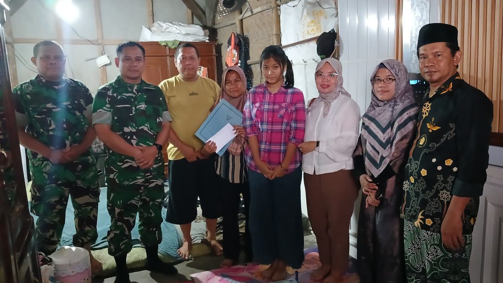 Komandan Kodim (Dandim) 0616 Indramayu Letnan Kolonel ARM Tulus Widodo, SE. M.han berikan bantuan
