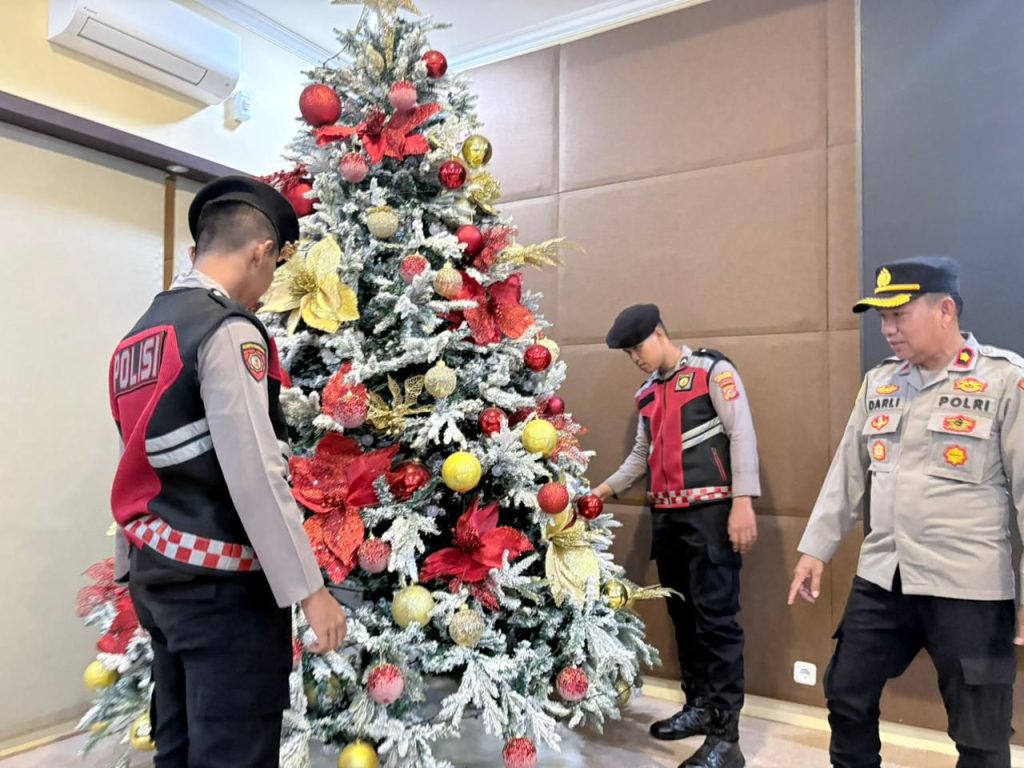 Untuk memastikan umat Kristiani dapat menjalankan ibadah Natal dengan aman dan tenang, Unit Penjinak Bom (Jibom) Detasemen Gegana