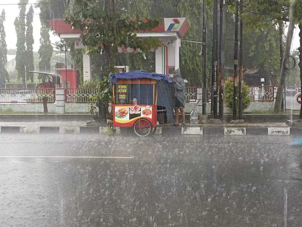 Badan Meteorologi, Klimatologi, dan Geofisika (BMKG) memprakirakan bahwa bulan Desember 2025 akan menjadi periode puncak