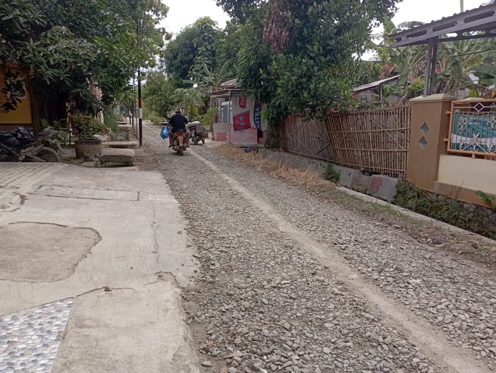 Proyek rehabilitasi jalan di Gang Blok Pringkasap, Desa Sudikampiran, RT 10 RW 02, Kecamatan Sliyeg,