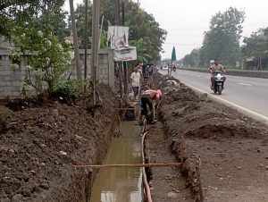 Galian Saluran Gorong-Gorong di Jalan Raya Desa Langut Indramayu Abaikan Keselamatan K3